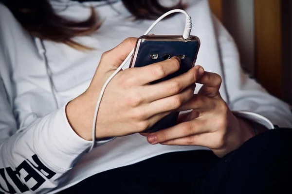Зарядка для смартфона почала пекти руки: коли це вже небезпечно і що робити