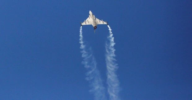F-22 ховається просто в небі: що робить винищувач майже невидимим удень