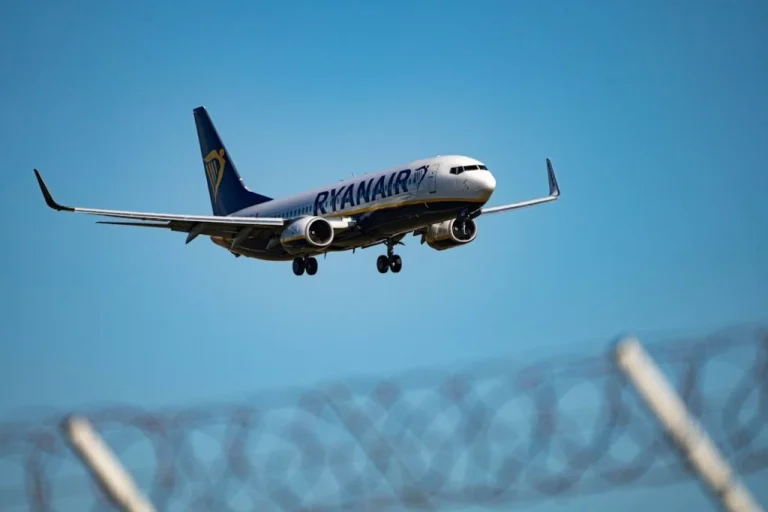 У літака Ryanair вирвало ілюмінатор: пасажира ледь не висмоктало назовні